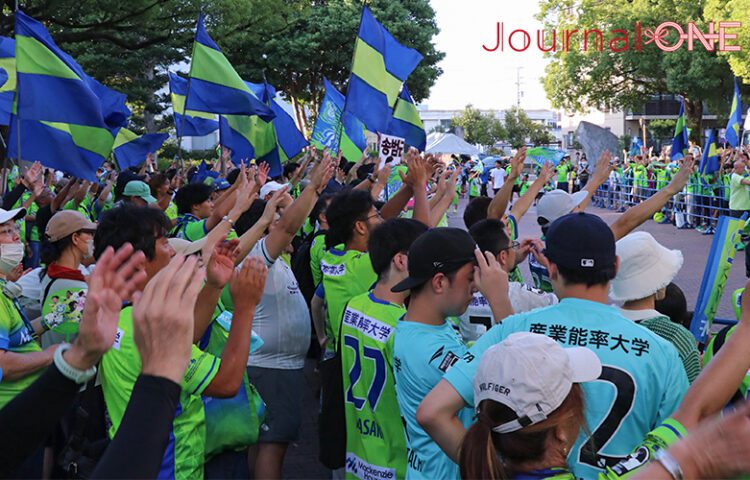 レモンガススタジアムでベルマーレの選手たちが乗ったバスをチャントと声援で出迎える湘南サポーターたち -Journal-ONE撮影