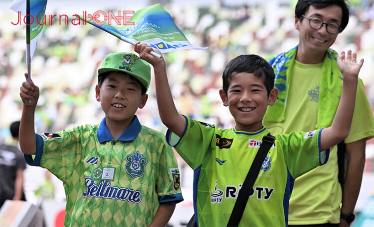 親子の触れ合い、世代を超えてコラボする2つのユニフォーム/2023年9月24日J1第28節の湘南VS川崎＠国立競技場 -Journal-ONE撮影