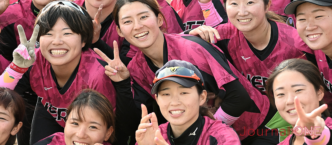 ソフトボールJDリーグ| 地元・松山ラウンドで伊予銀行ヴェールズはピンクリボン運動の一環としてピンクのユニフォームを着用-Journal-ONE撮影