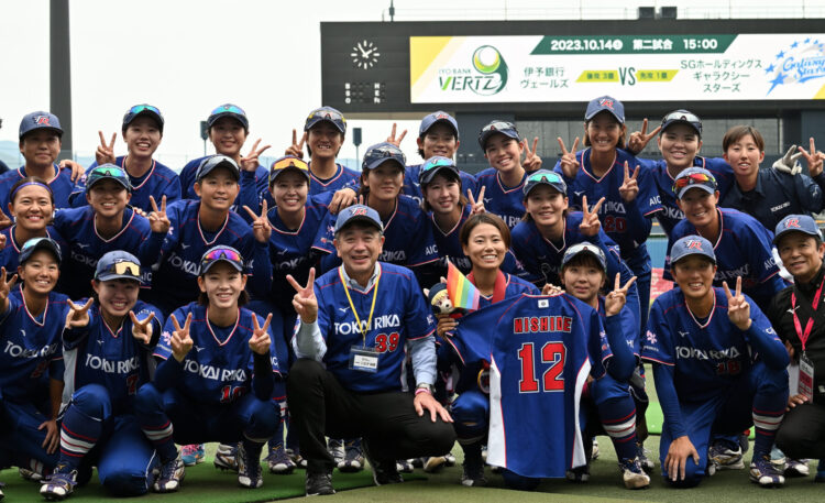 ソフトボールJDリーグ| 松山ラウンドまで応援に駆けつけた東海理化チェリーブロッサムズの顧問で代表取締役社長の二之夕 裕美さんと選手たちの笑顔のショット-Journal-ONE撮影