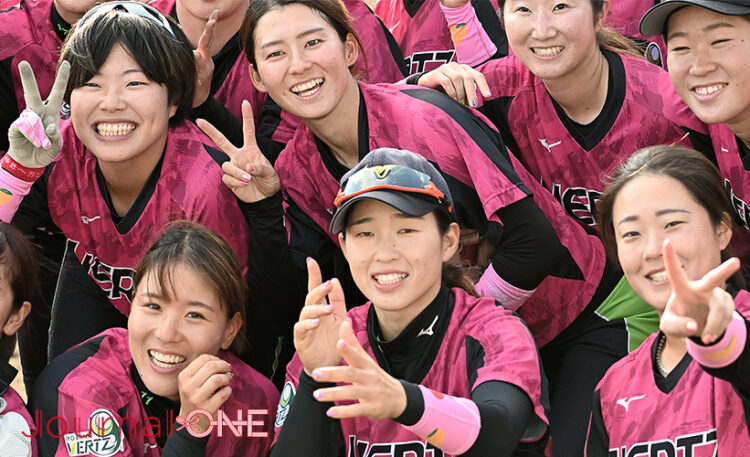 ソフトボールJDリーグ| 地元・松山ラウンドで伊予銀行ヴェールズはピンクリボン運動の一環としてピンクのユニフォームを着用-Journal-ONE撮影