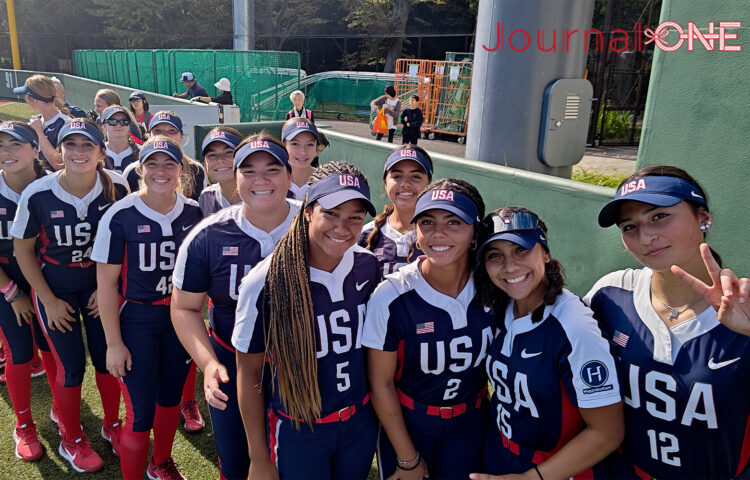 女子ソフトボールU15ワールドカップ| 開会式前にカメラに笑顔を見せるアメリカ代表の選手たち-Journal-ONE撮影