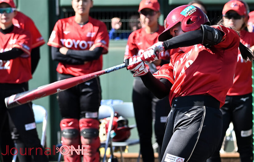 女子ソフト JDリーグ|勝ち越し本塁打を放つ、東京2020銀メダルのアメリカ代表・Bubba NICKLES（バッバ・ニクルス）選手（トヨタレッドテリアーズ）-Journal-ONE撮影