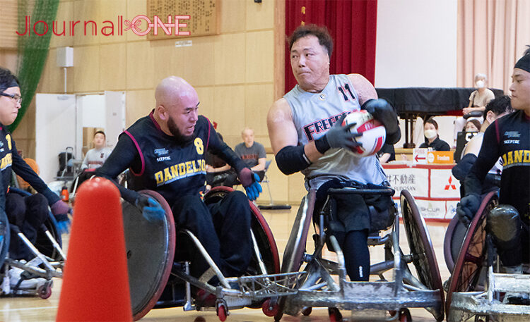 車いすラグビー日本選手権予選 福岡大会| Fukuoka DANDELIONとFreedomの一戦でマッチアップする日本代表の池透暢選手（Freedom）と乗松聖矢選手（Fukuoka DANDELION）-Journal-ONE編集部