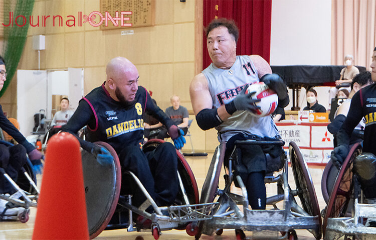 車いすラグビー日本選手権予選 福岡大会| Fukuoka DANDELIONとFreedomの一戦でマッチアップする日本代表の池透暢選手（Freedom）と乗松聖矢選手（Fukuoka DANDELION）-Journal-ONE編集部
