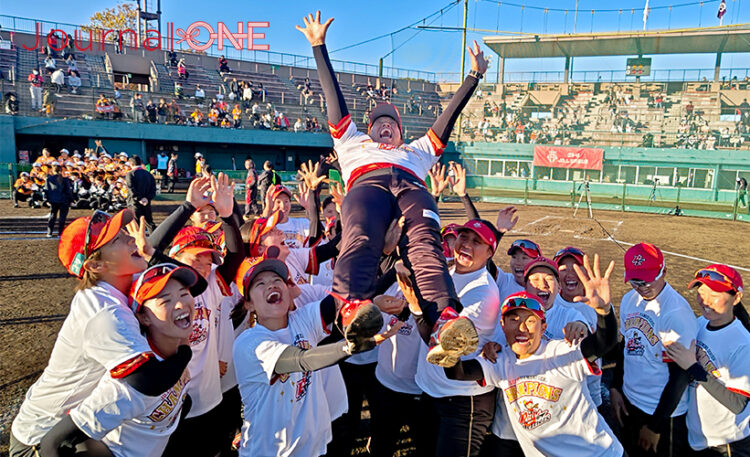 女子ソフト JDリーグ| ダイヤモンドシリーズ決勝 トヨタレッドテリアーズvsビックカメラ高崎ビークイーン 5季ぶりの優勝を決めたトヨタナインに胴上げされる馬場幸子監督-Journal-ONE撮影