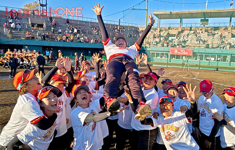 女子ソフト JDリーグ| ダイヤモンドシリーズ決勝 トヨタレッドテリアーズvsビックカメラ高崎ビークイーン 5季ぶりの優勝を決めたトヨタナインに胴上げされる馬場幸子監督-Journal-ONE撮影