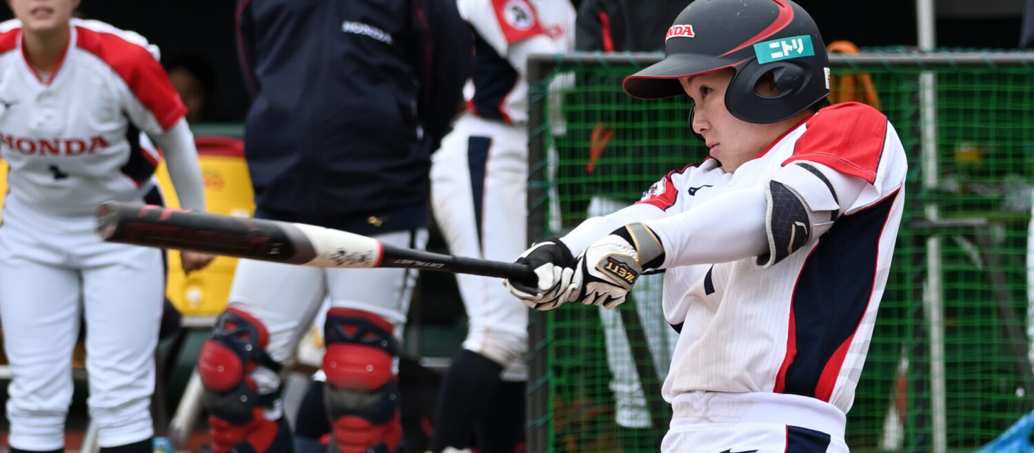 女子ソフト JDリーグ| プレーオフ2ndラウンド 日立サンディーバvsホンダリベルタ 延長タイブレークの8回に3点本塁打を放ち試合を決めた長谷川優理選手(HONDA)-Journal-ONE撮影