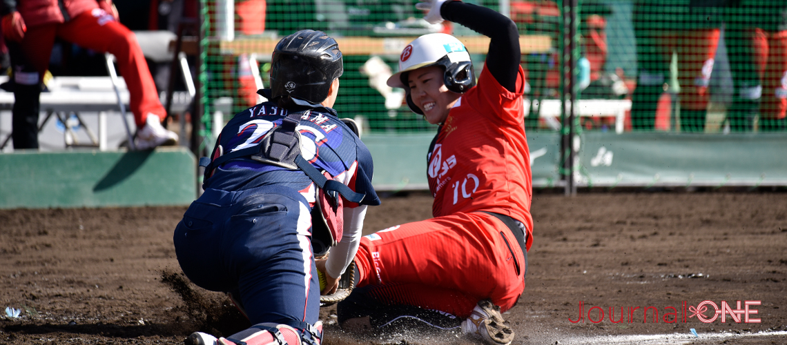 女子ソフト JDリーグ| ダイヤモンドシリーズ準決勝 ビックカメラ高崎ビークイーンvsホンダリベルタ ビークイーンは5回 藤本麗選手のタイムリーで内藤美穂選手が本塁生還して5点目を挙げる-Journal-ONE撮影