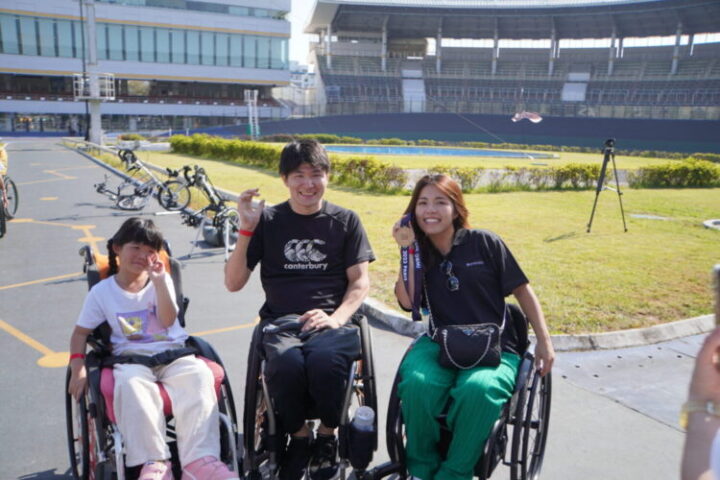 千葉県松戸市でハンドサイクル試乗会| さいたま市から参加した橋本さんと山形県鶴岡市から参加したYouTuberの渋谷真子さんは、車いすラグビー日本代表の羽賀理之選手から銅メダルを手渡されて笑顔の記念撮影-Journal-ONE撮影