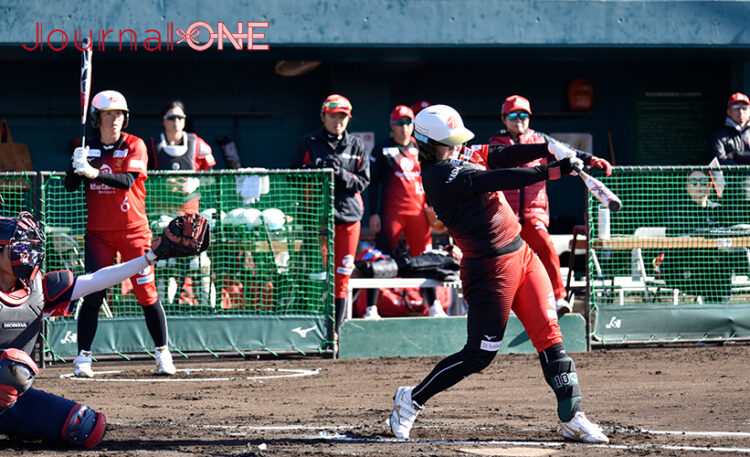 女子ソフト JDリーグ| ダイヤモンドシリーズ準決勝 ビックカメラ高崎ビークイーンvsホンダリベルタ ビークイーンは初回 1死1、2塁のチャンスにアジア大会で決勝ソロを放った日本代表の4番も務める内藤美穂選手が先制のスリーランホームランを放つ-Journal-ONE撮影