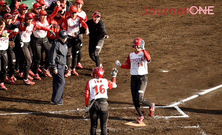 女子ソフト JDリーグ| ダイヤモンドシリーズ準決勝 トヨタレッドテリアーズvs豊田自動織機シャイニングベガ 2回にソロホームランを放った切石 結女（きりいし ゆめ）選手を迎えるレッドテリアーズナイン-Journal-ONE撮影