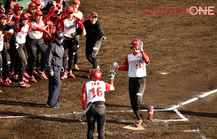 女子ソフト JDリーグ| ダイヤモンドシリーズ準決勝 トヨタレッドテリアーズvs豊田自動織機シャイニングベガ 2回にソロホームランを放った切石 結女（きりいし ゆめ）選手を迎えるレッドテリアーズナイン-Journal-ONE撮影