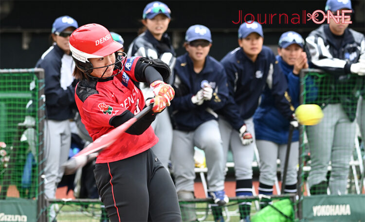 女子ソフト JDリーグ| プレーオフ 1stラウンド デンソーブライトペガサスの今村あこ選手は勝ち越しとなる3ランホームランを中堅に放つ-Journal-ONE撮影
