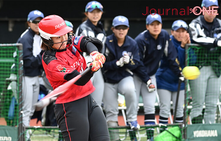 女子ソフト JDリーグ| プレーオフ 1stラウンド デンソーブライトペガサスの今村あこ選手は勝ち越しとなる3ランホームランを中堅に放つ-Journal-ONE撮影