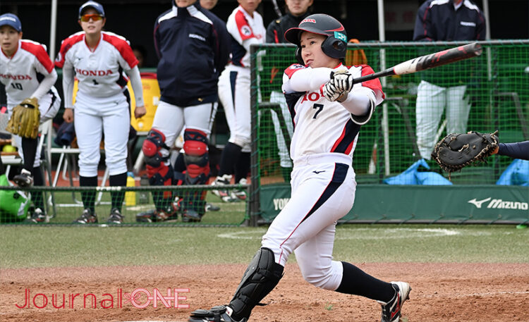女子ソフト JDリーグ| プレーオフ2ndラウンド 日立サンディーバvsホンダリベルタ 延長タイブレークの8回に3点本塁打を放ち試合を決めた長谷川優理選手(HONDA)-Journal-ONE撮影