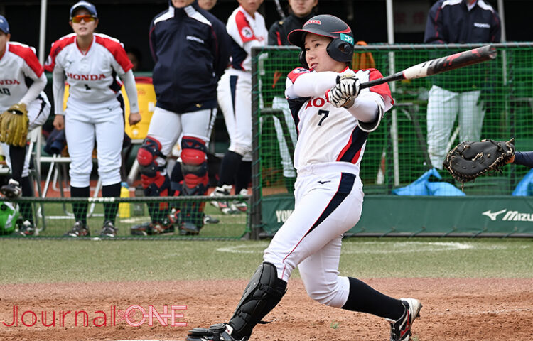 女子ソフト JDリーグ| プレーオフ2ndラウンド 日立サンディーバvsホンダリベルタ 延長タイブレークの8回に3点本塁打を放ち試合を決めた長谷川優理選手(HONDA)-Journal-ONE撮影