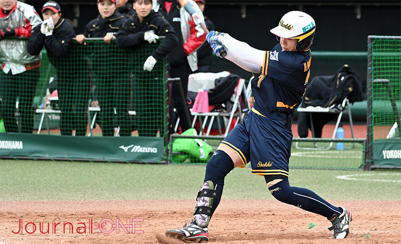 女子ソフト JDリーグ| プレーオフ2ndラウンド 豊田自動織機シャイニングベガvsデンソーブライトペガサス シャイニングベガは6回、森山春奈選手が満塁の走者を一掃する値千金の逆転タイムリー三塁打を放つ-Journal-ONE撮影