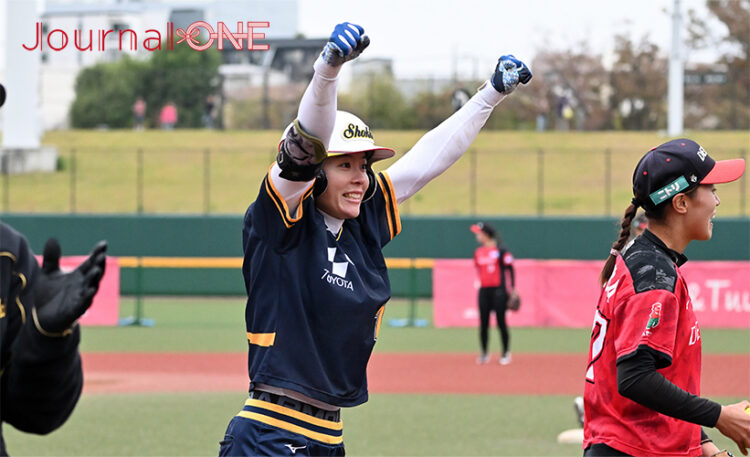 女子ソフト JDリーグ| プレーオフ2ndラウンド 豊田自動織機シャイニングベガvsデンソーブライトペガサス シャイニングベガは6回、森山春奈選手が満塁の走者を一掃する値千金の逆転タイムリー三塁打を放ち塁上でガッツポーズ-Journal-ONE撮影
