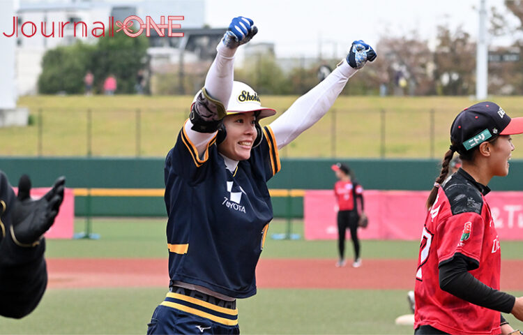 女子ソフト JDリーグ| プレーオフ2ndラウンド 豊田自動織機シャイニングベガvsデンソーブライトペガサス シャイニングベガは6回、森山春奈選手が満塁の走者を一掃する値千金の逆転タイムリー三塁打を放ち塁上でガッツポーズ-Journal-ONE撮影