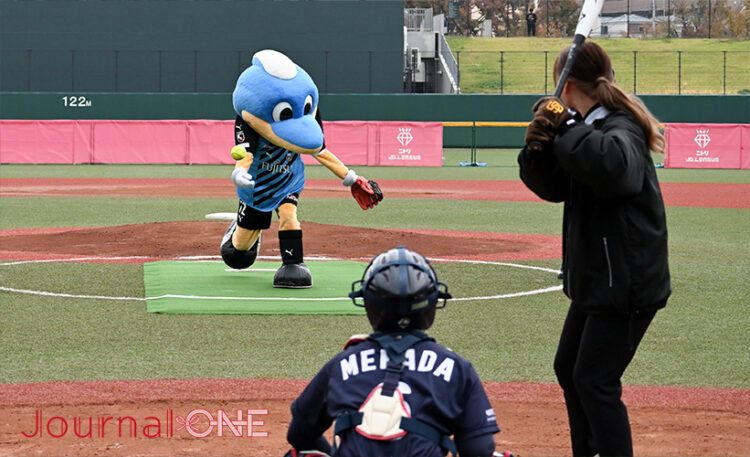 女子ソフト JDリーグ| プレーオフ2ndラウンド 日立サンディーバvsホンダリベルタ が行われた等々力球場の隣に等々力陸上競技場では同じ日にサッカーJリーグ 川崎フロンターレの試合もありマスコット・ふろん太が始球式に登場-Journal-ONE撮影
