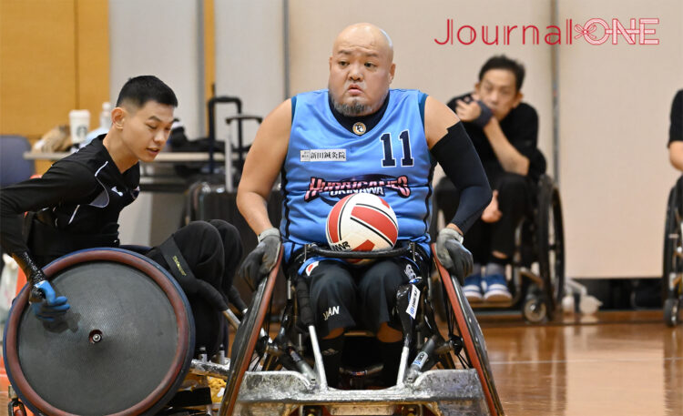 車いすラグビー 日本選手権予選 沖縄大会| 15年ぶりの地元開催で大声援に応えてプレーする元日本代表・リオパラ銅メダリストの仲里進選手(Okinawa Hurricanes)-Journal-ONE撮影