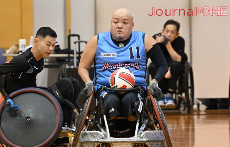 車いすラグビー 日本選手権予選 沖縄大会| 15年ぶりの地元開催で大声援に応えてプレーする元日本代表・リオパラ銅メダリストの仲里進選手(Okinawa Hurricanes)-Journal-ONE撮影