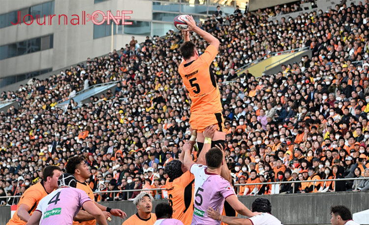 ラグビー リーグワン開幕戦| クボタスピアーズ船橋・東京ベイvs東京サントリーサンゴリアス スピアーズラインアウトを見守る１万８千人余の観客-Journal-ONE撮影