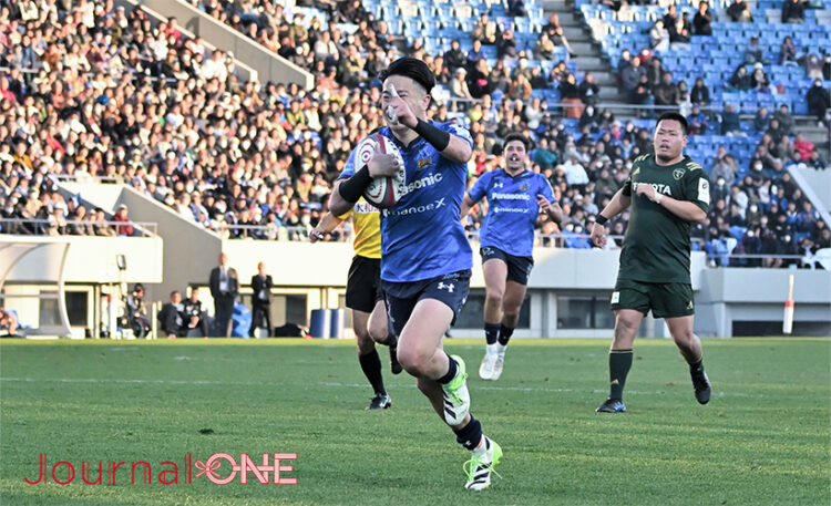 ラグビーリーグワン第4節 | パナソニックvsトヨタ 後半24分にワイルドナイツSH小山 大輝選手が逆転トライ-Journal-ONE撮影
