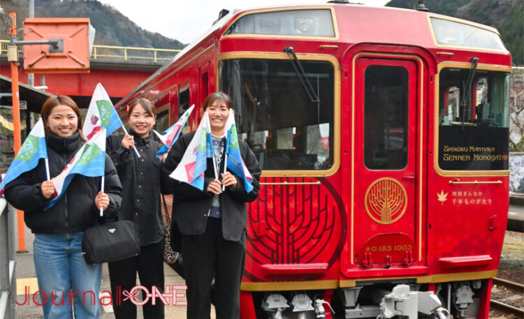 四国を元気に! | JR四国と女子ソフト・伊予銀行ヴェールスの地域創生 川口茉菜,庄村瑠衣､遠藤杏樺の3選手が徳島県大歩危駅で人気観光列車をお見送り-Journal-ONE