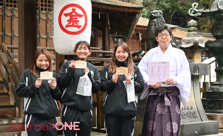 四国を元気に! | JR四国と女子ソフト・伊予銀行ヴェールスの地域創生 川口茉菜,庄村瑠衣､遠藤杏樺の3選手が金刀比羅宮で必勝祈願-Journal-ONE