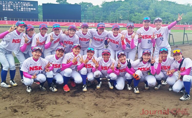 JournalｰONE | ソフトボール・JDリーグの第4節 伊予銀行vs日本精工 母の日ゲームにお揃いのピンクのアンダーシャツを着てプレーした日本精工ブレイブベアリーズの選手たち