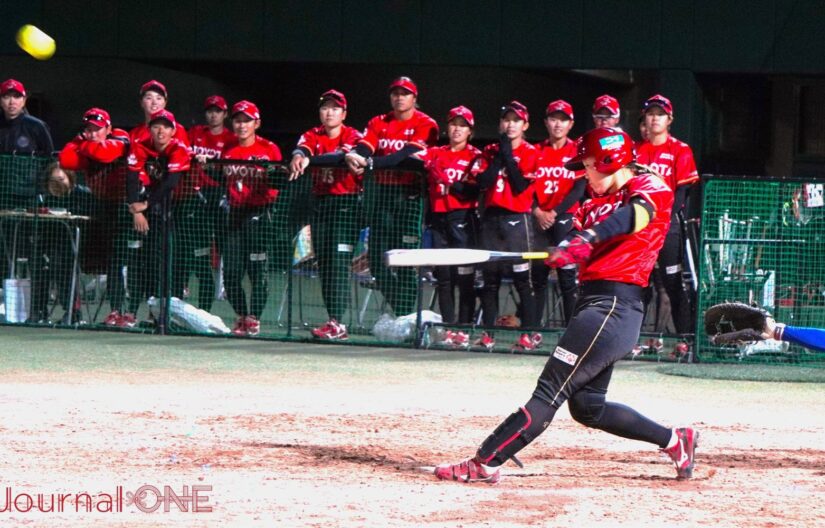 JDリーグ第4節 東海理化vsトヨタ 逆転の適時二塁打を放つトヨタの下山 絵理