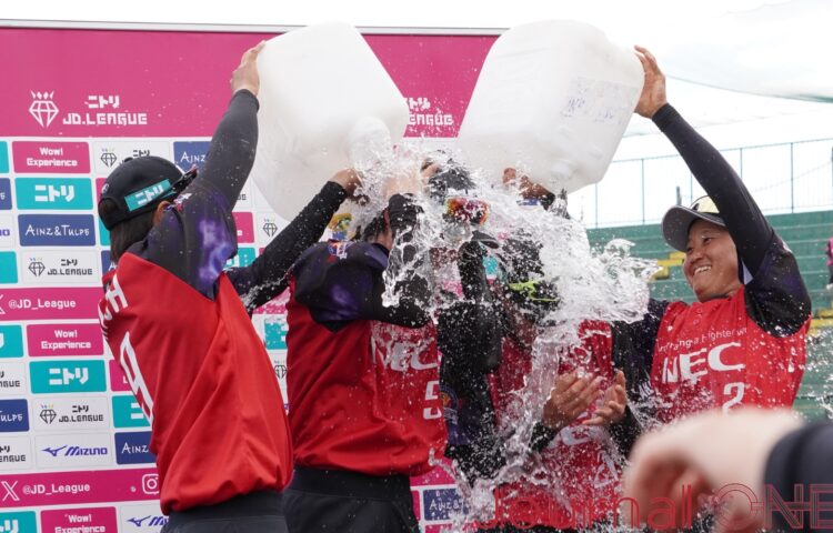 Journal-ONE | JDリーグ ソフト NECvsタカギ 勝利インタビュー後に祝福を受けるNECの山本すみれと竹内みのり