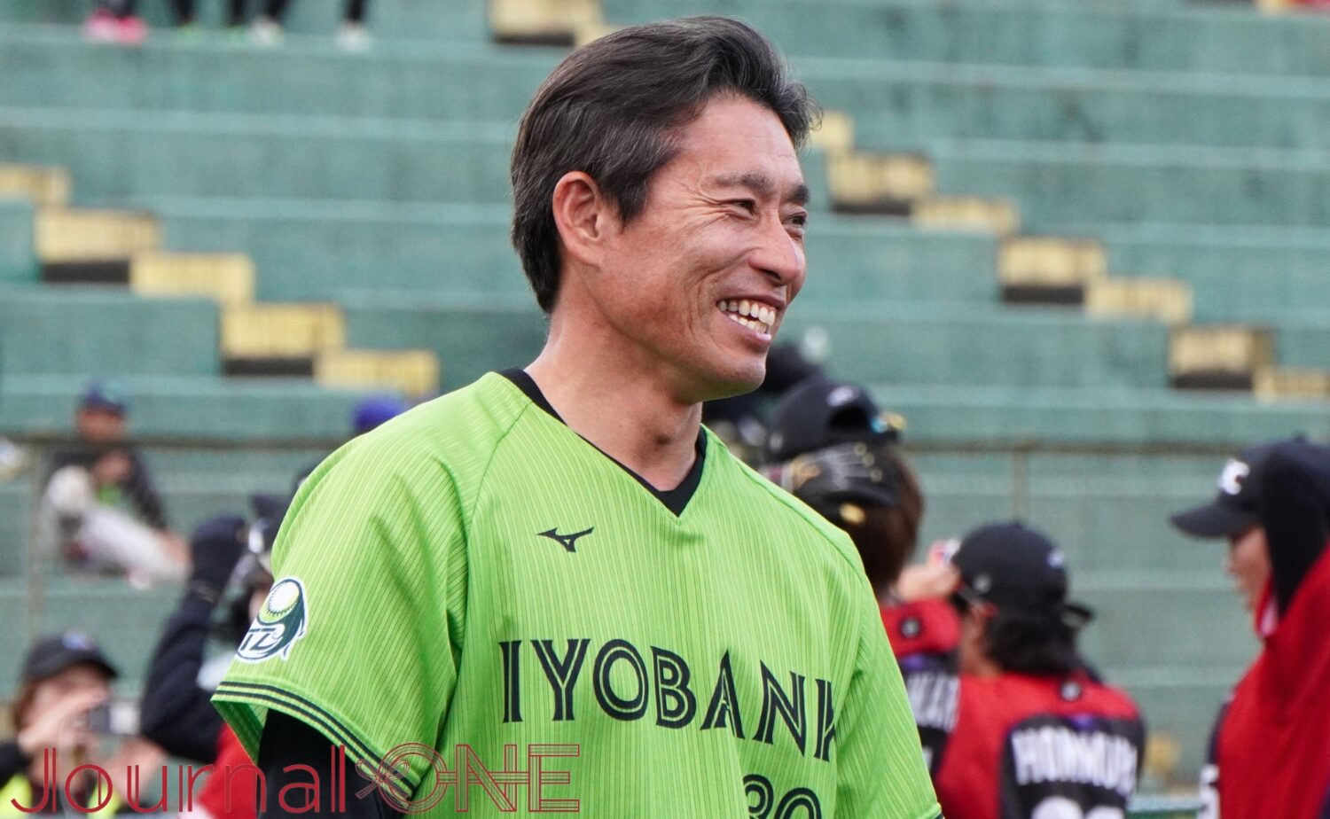 Journal-ONE | JDリーグ ソフト NECvs伊予銀行 試合後にようやく笑顔を見せた石村寛監督(伊予銀行)