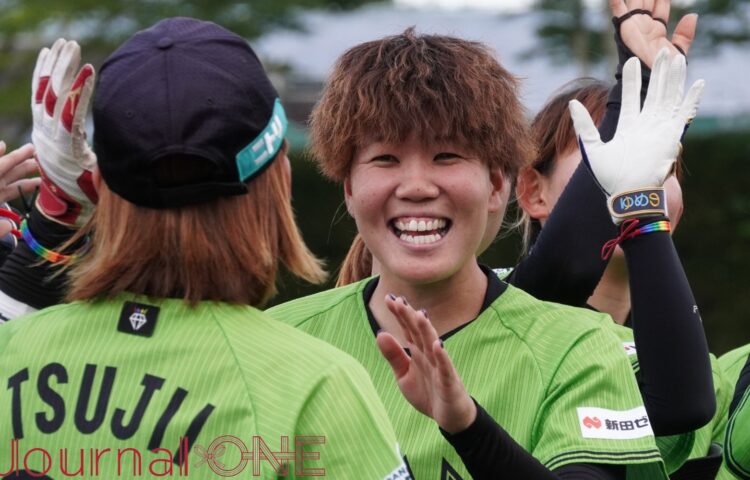 Journal-ONE | JDリーグ ソフト NECvs伊予銀行 6回無失点の庄司奈々（伊予銀行）は試合後に笑顔でハイタッチ