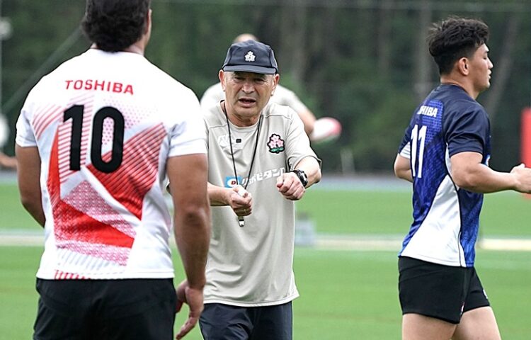 Journal-ONE | リポビタンDチャレンジカップ2024 ラグビー日本代表の宮崎合宿で熱心に指導するエディー・ジョーンズHC