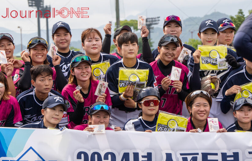 JournalｰONE | 女子ソフト韓国代表と伊予銀行ヴェールズの交流試合は両チーム笑顔のグッズ交換から始まった