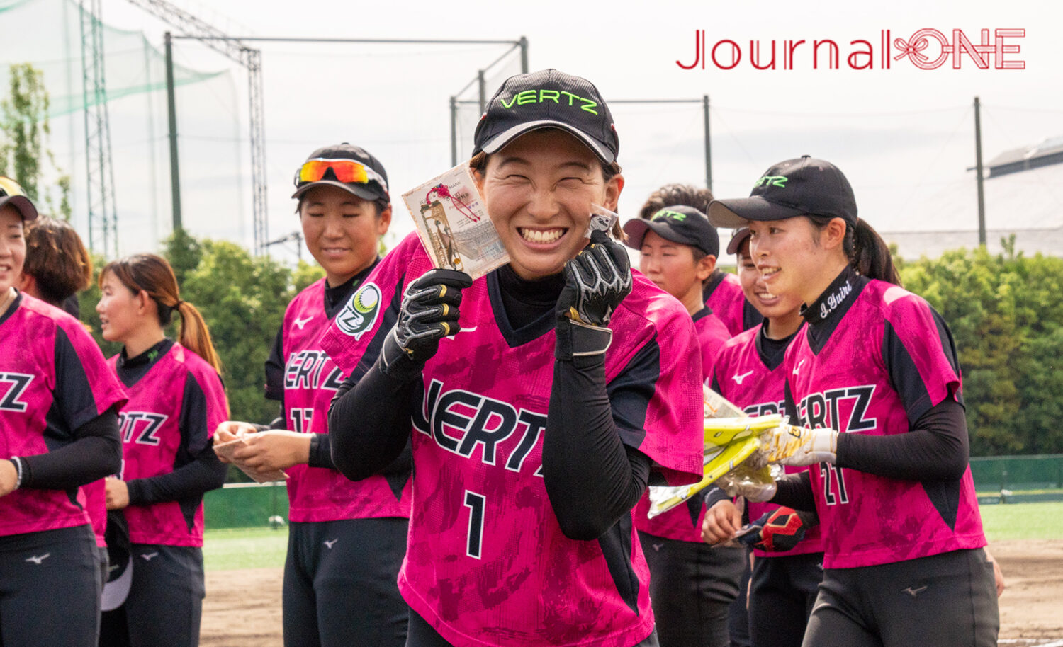 JournalーONE | 韓国代表から記念品を受け取り喜ぶ齋藤明日加(伊予銀行)