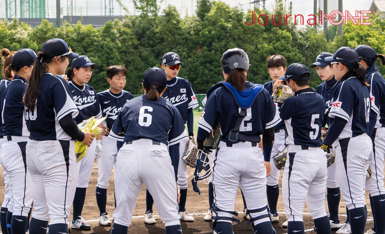 JournalーONE | 伊予銀行ヴェールズとの交流試合を前に円陣を組む女子ソフト韓国代表の選手たち