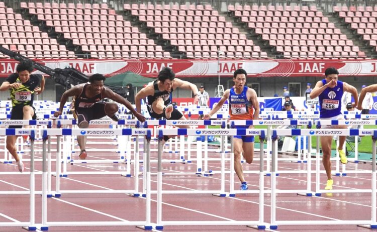 Journal-ONE | 陸上日本選手権 男子110mハードルは村竹ラシッド(左から2人目)が今季世界7位となる13秒07の好記録で圧勝。2位にはベテランの高山峻野(中央)が勝負強さを見せ、若手を抑えた-児玉育美撮影