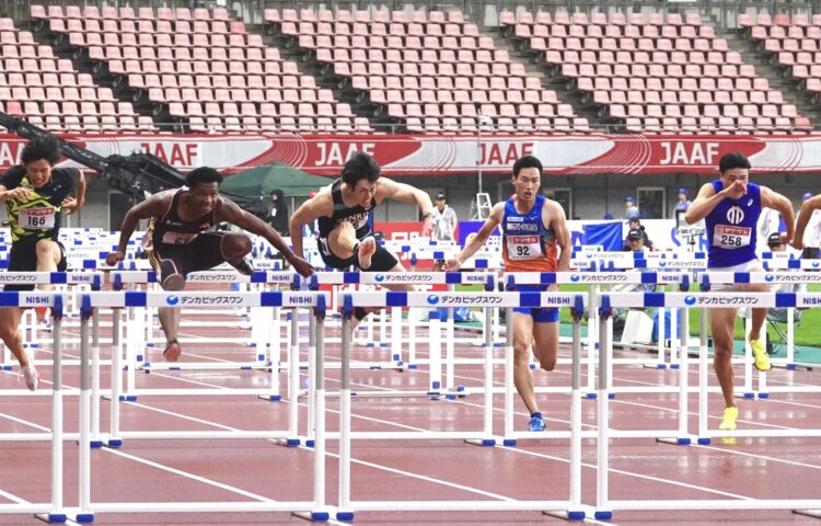 Journal-ONE | 陸上日本選手権 男子110mハードルは村竹ラシッド（左から2人目）が今季世界7位となる13秒07の好記録で圧勝。2位にはベテランの高山峻野（中央）が勝負強さを見せ、若手を抑えた-児玉育美撮影
