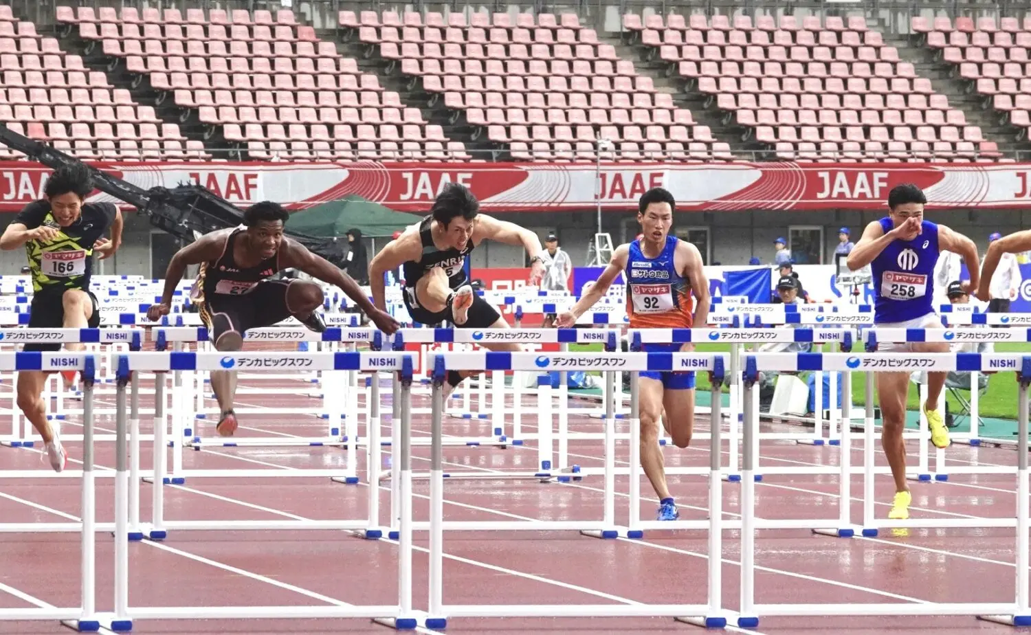 Journal-ONE | 陸上日本選手権 男子110mハードルは村竹ラシッド(左から2人目)が今季世界7位となる13秒07の好記録で圧勝。2位にはベテランの高山峻野(中央)が勝負強さを見せ、若手を抑えた-児玉育美撮影