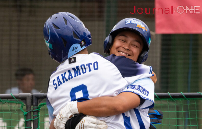 勝越し本塁打を放った戸田中央メディックス埼玉の鈴木鮎美（すずきあゆみ）内野手と先制本塁打を放った坂本結愛（さかもとゆい）内野手が喜びのハグ- JournalｰONE撮影
