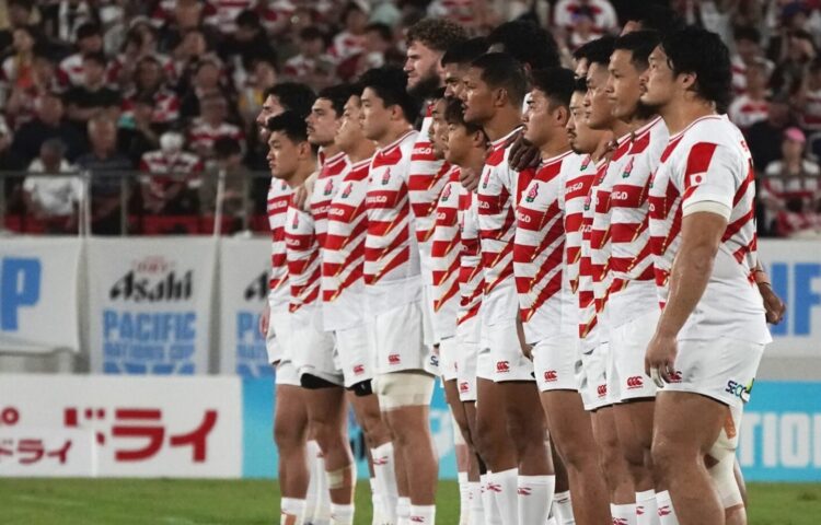 Journal-ONE | ラグビー日本代表 PNCのフィジー戦でフィジーの「シンビ」に肩を組んで対抗する日本代表-斉藤健仁撮影