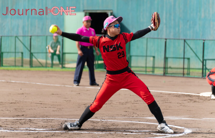 力投を見せる日本精工ブレイブベアリーズの後藤明日香投手。ジャーナルワン撮影
