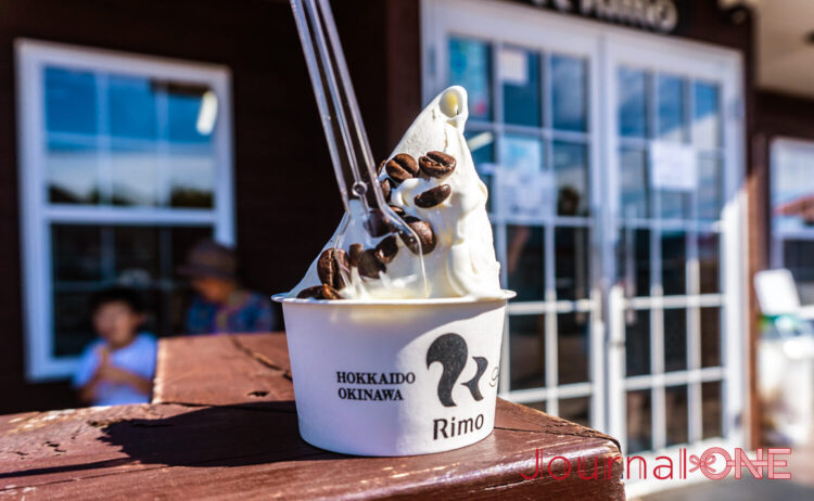 ジェラート専門店、ジェラテリアRimo網走店のカップソフトクリーム。ジャーナルワン撮影