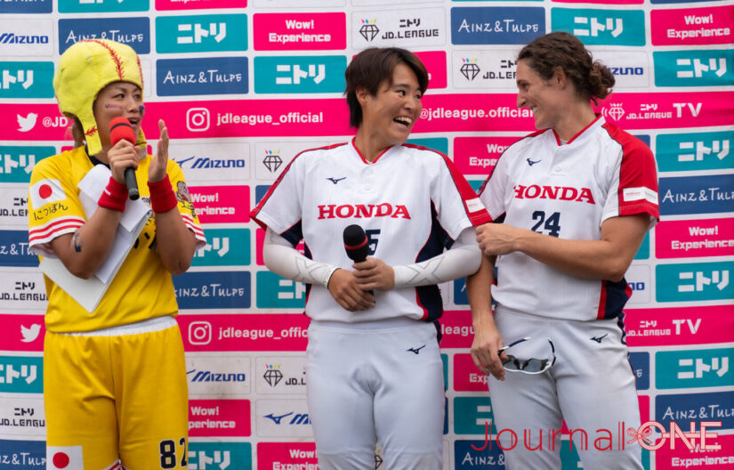 JDリーグ第10節足利ラウンドでMWPに選ばれたホンダ リヴェルタのジェイリンフォード投手。棚町佳奈捕手とインタビューを受けた。ジャーナルワン撮影