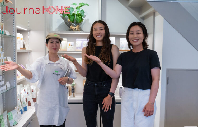 抹茶きみくら店内をレポートするNECプラットフォームズレッドファルコンズの清原奈侑選手と原日菜海選手。ジャーナルワン撮影