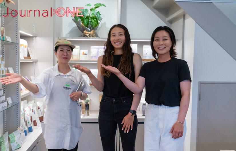 抹茶きみくら店内をレポートするNECプラットフォームズレッドファルコンズの清原奈侑選手と原日菜海選手。ジャーナルワン撮影
